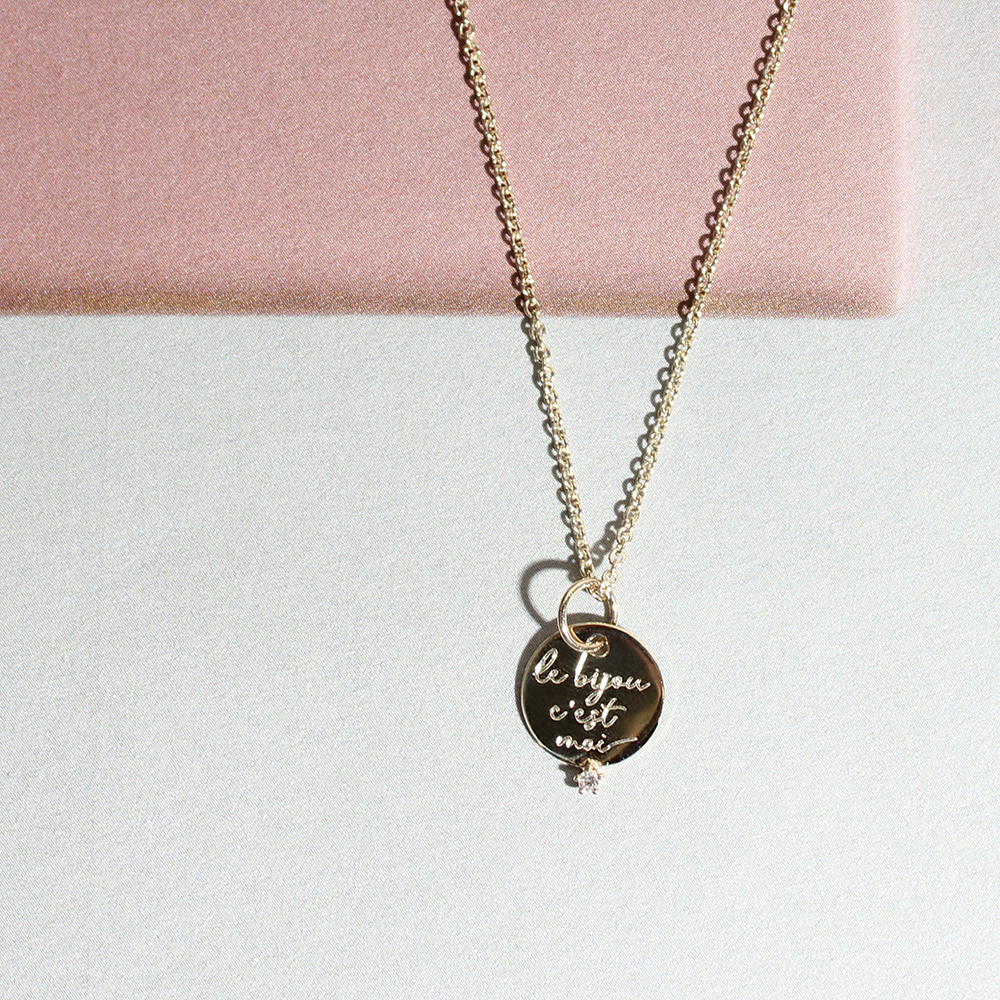 Yellow gold small round pendant with diamond and customized engraving _ maschio gioielli milano