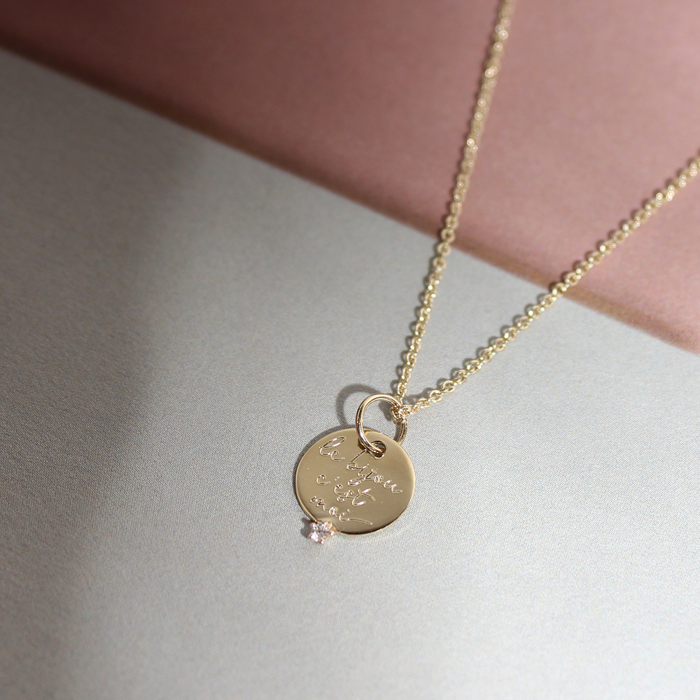 Yellow gold small round pendant with diamond and customized engraving _ maschio gioielli milano
